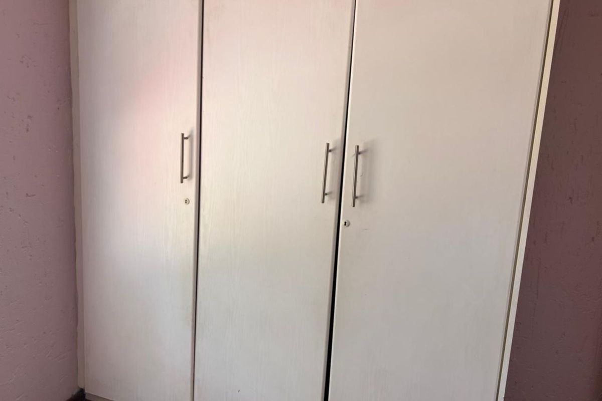 Townhouse For Sale in Meredale - Photo 5