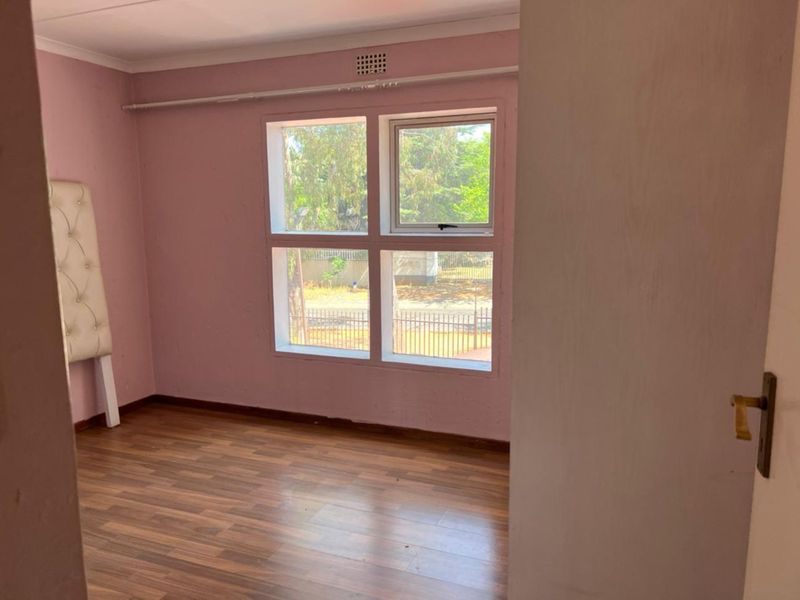 Townhouse For Sale in Meredale - Photo 4