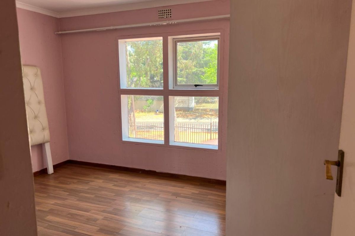 Townhouse For Sale in Meredale - Photo 4