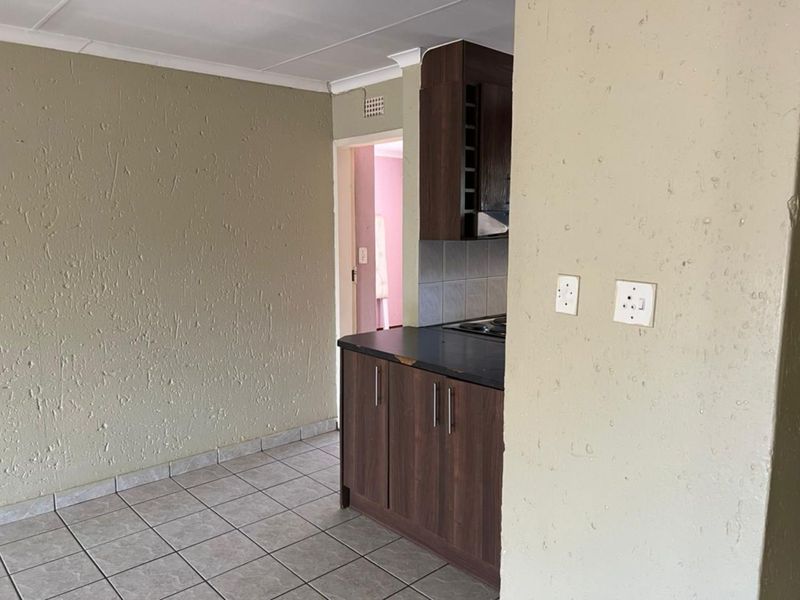 Townhouse For Sale in Meredale - Photo 2