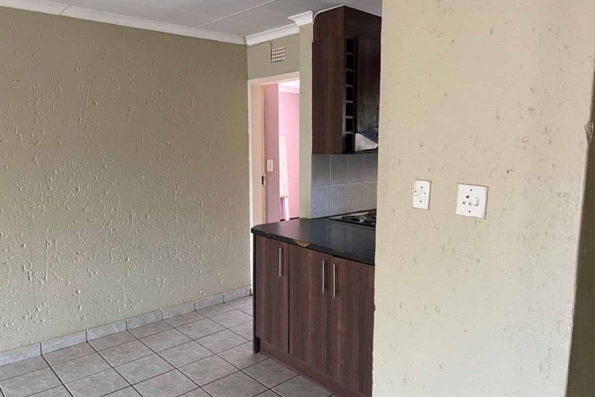 Townhouse For Sale in Meredale - Photo 2