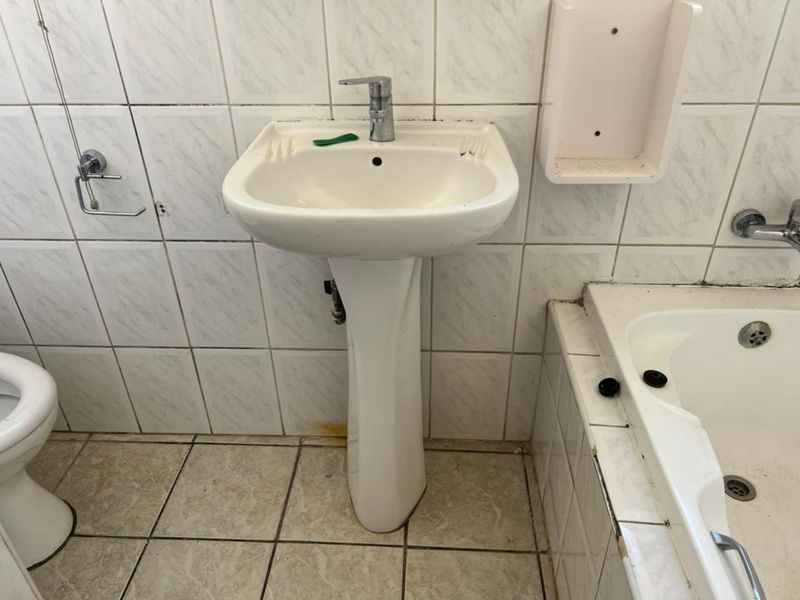 Townhouse For Sale in Meredale - Photo 6