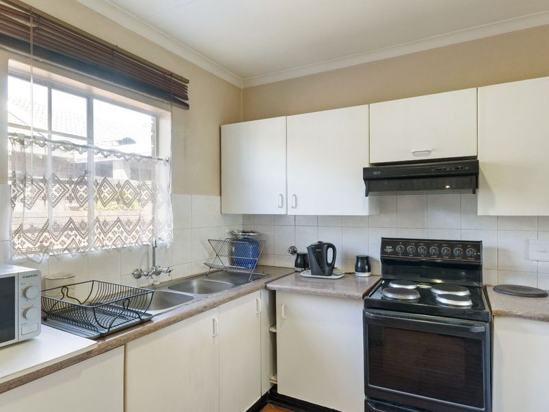 Townhouse For Sale in Weltevreden Park - Photo 5