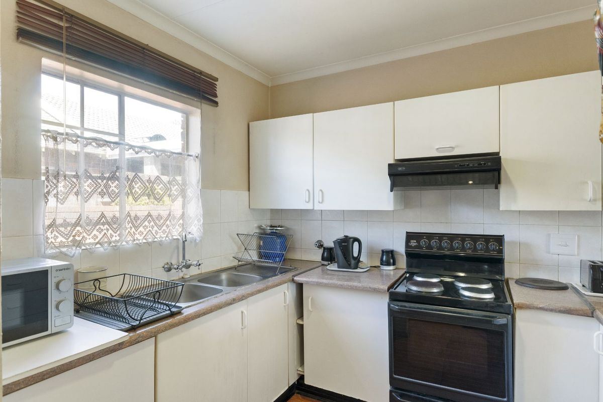 Townhouse For Sale in Weltevreden Park - Photo 5