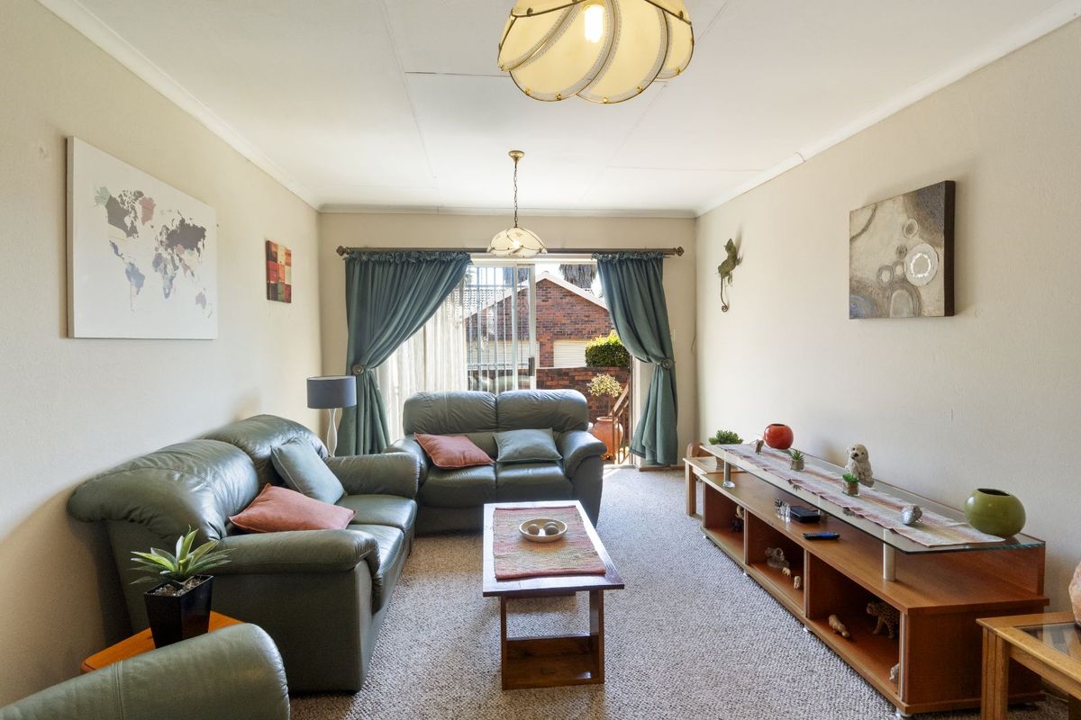 Townhouse For Sale in Weltevreden Park - Photo 3