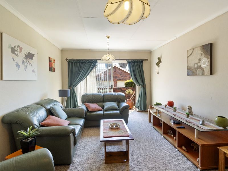 Townhouse For Sale in Weltevreden Park - Photo 3