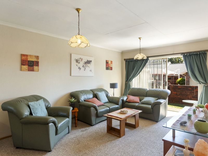 Townhouse For Sale in Weltevreden Park - Photo 2