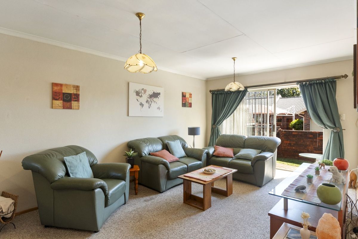 Townhouse For Sale in Weltevreden Park - Photo 2