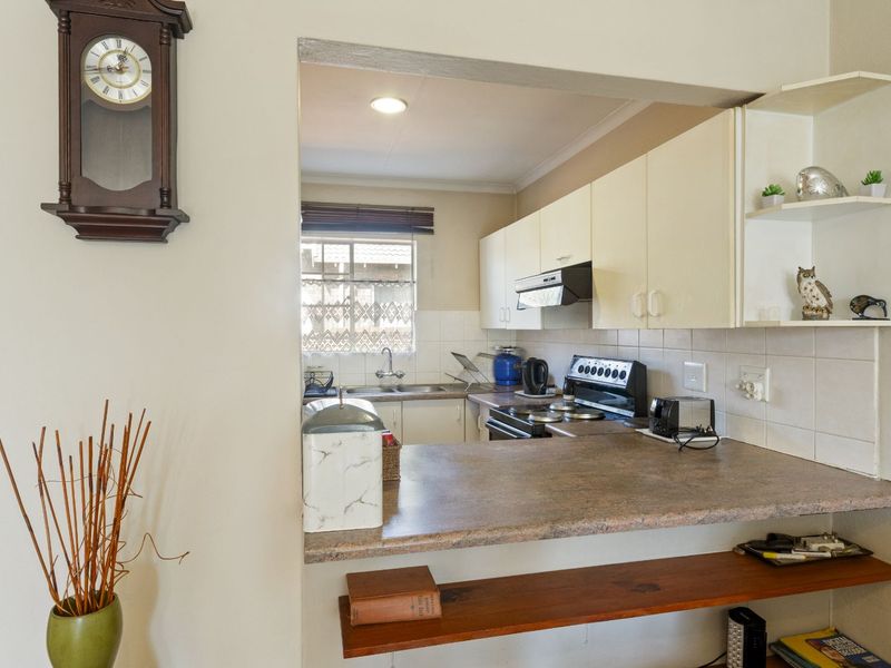 Townhouse For Sale in Weltevreden Park - Photo 4