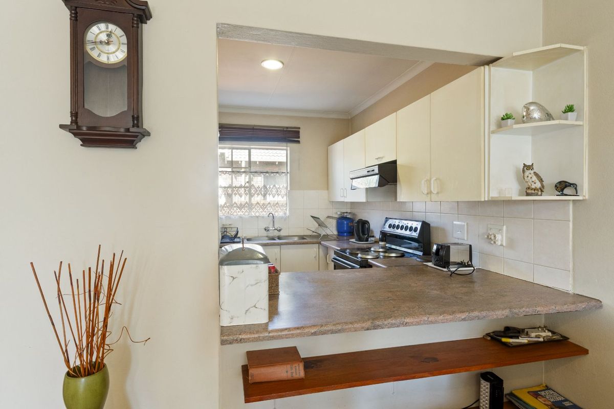 Townhouse For Sale in Weltevreden Park - Photo 4