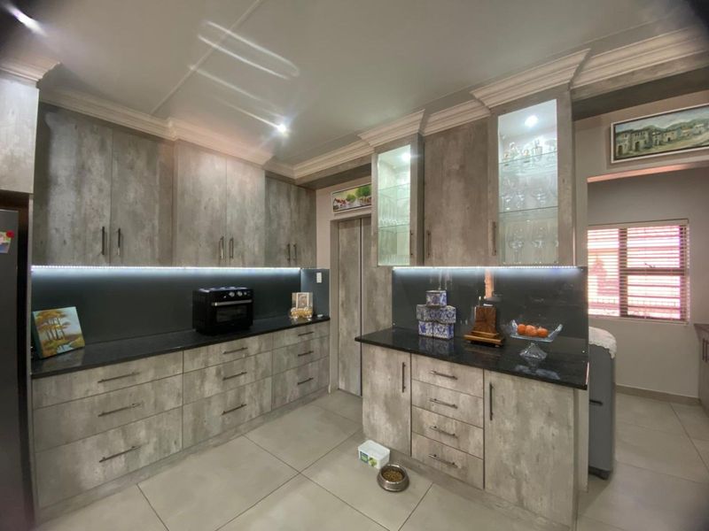 House For Sale in Hillcrest - Photo 10