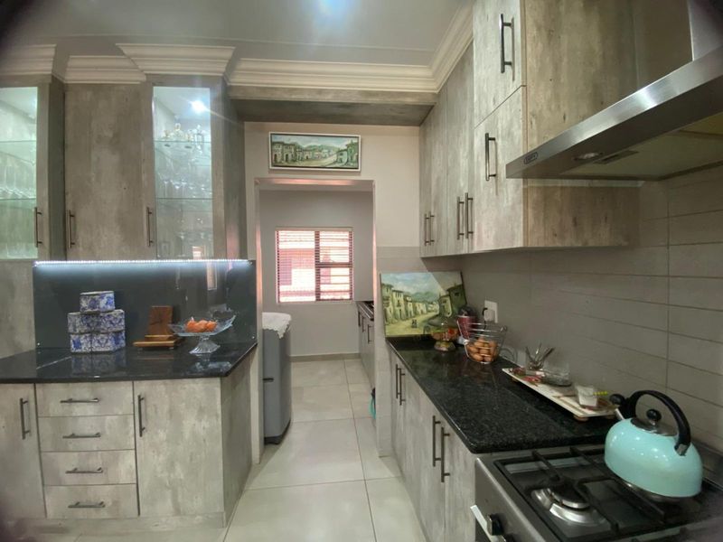 House For Sale in Hillcrest - Photo 9