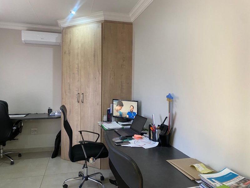 House For Sale in Hillcrest - Photo 8