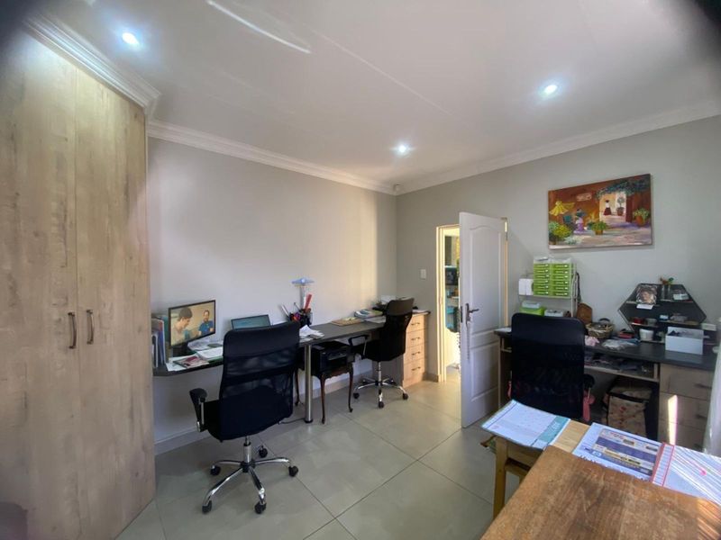 House For Sale in Hillcrest - Photo 7