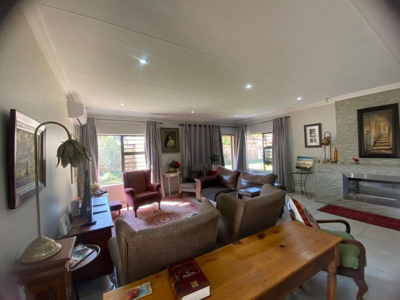 House For Sale in Hillcrest - Photo 3