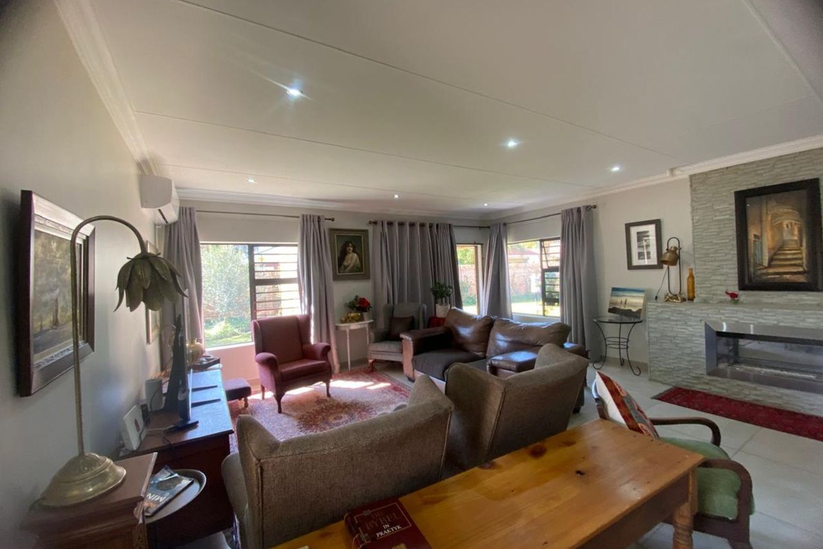 House For Sale in Hillcrest - Photo 3