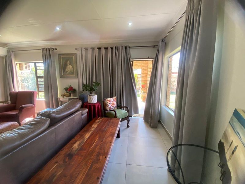 House For Sale in Hillcrest - Photo 6