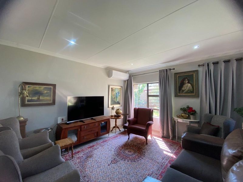 House For Sale in Hillcrest - Photo 4