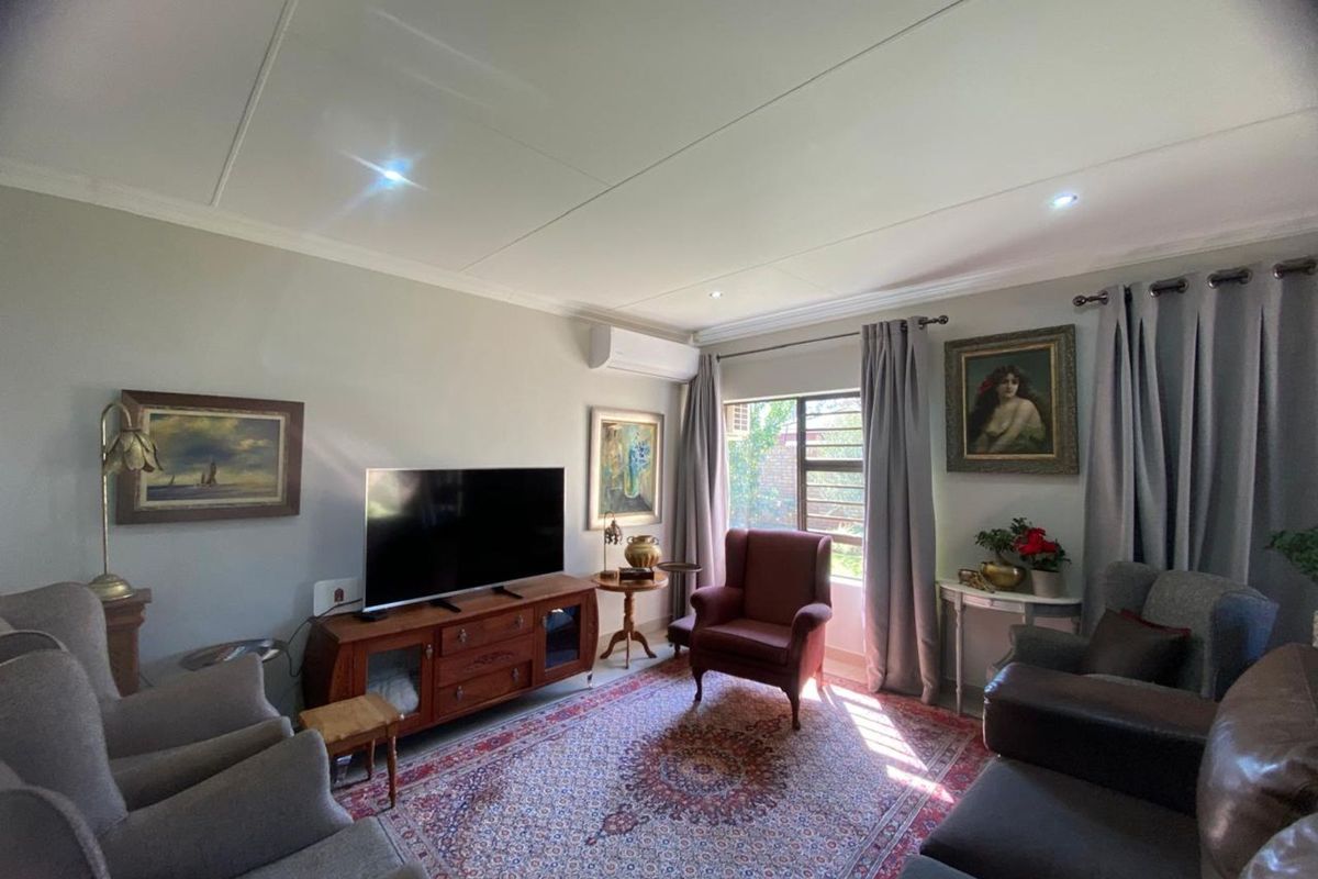 House For Sale in Hillcrest - Photo 4