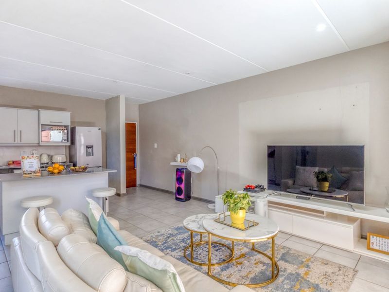 Townhouse For Sale in Bromhof - Photo 2