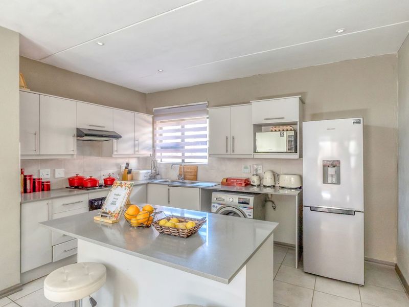 Townhouse For Sale in Bromhof - Photo 4