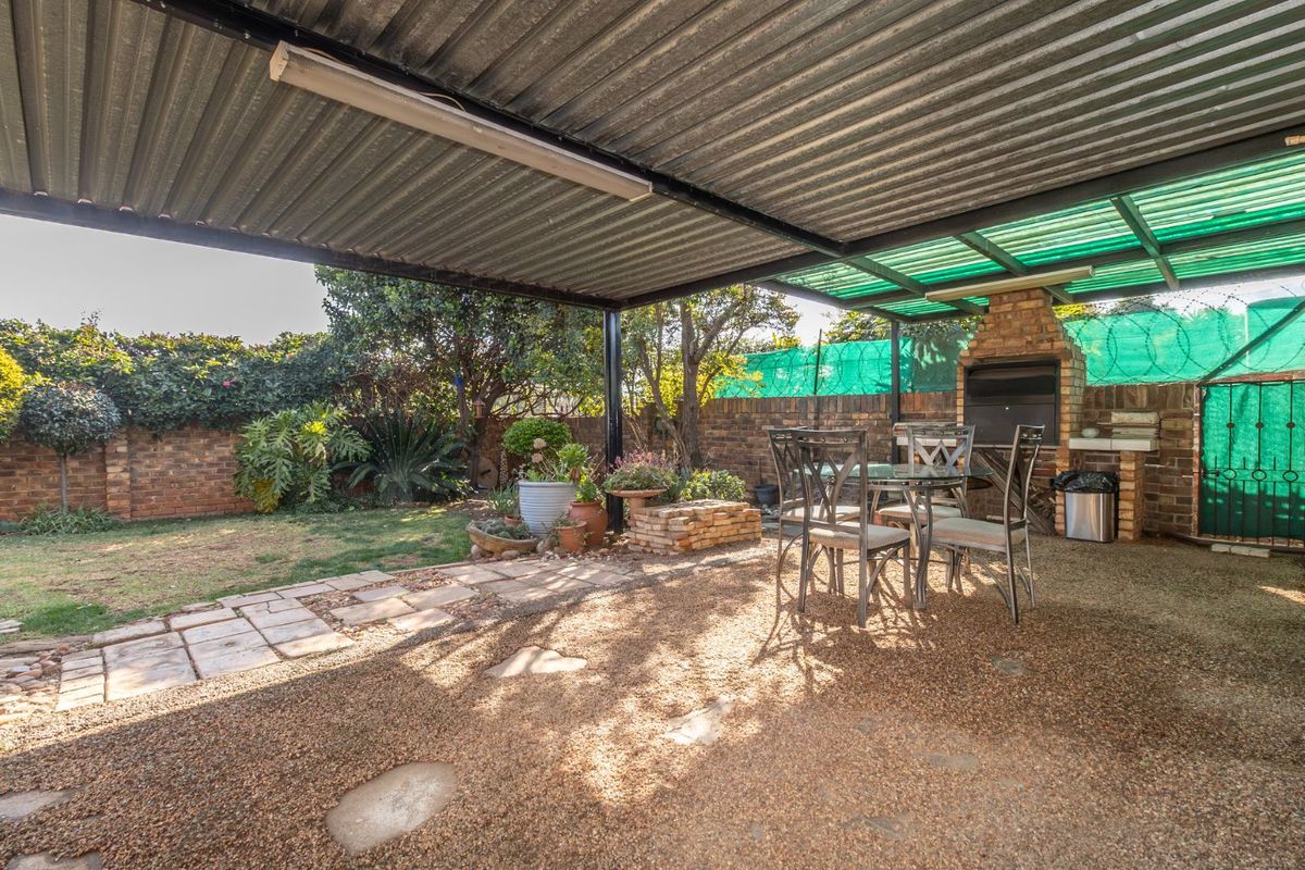 Townhouse For Sale in Fairland - Photo 4