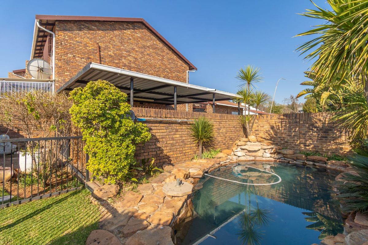 Townhouse For Sale in Fairland - Photo 3