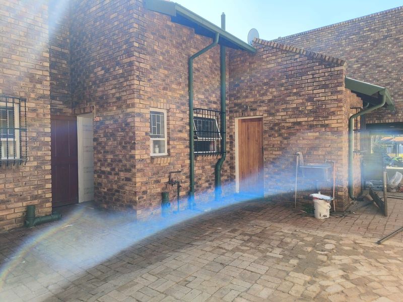 Townhouse For Sale in Doornpoort - Photo 2