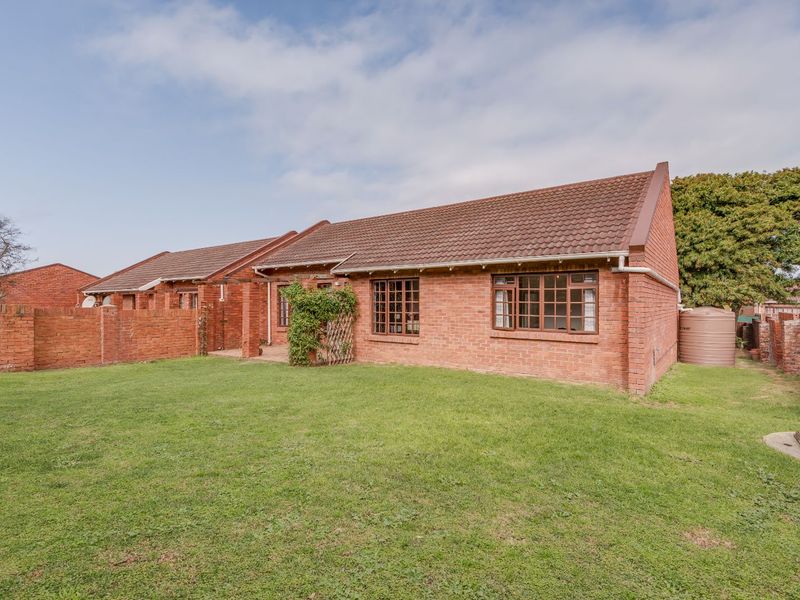 Townhouse For Sale in Lovemore Park - Photo 8