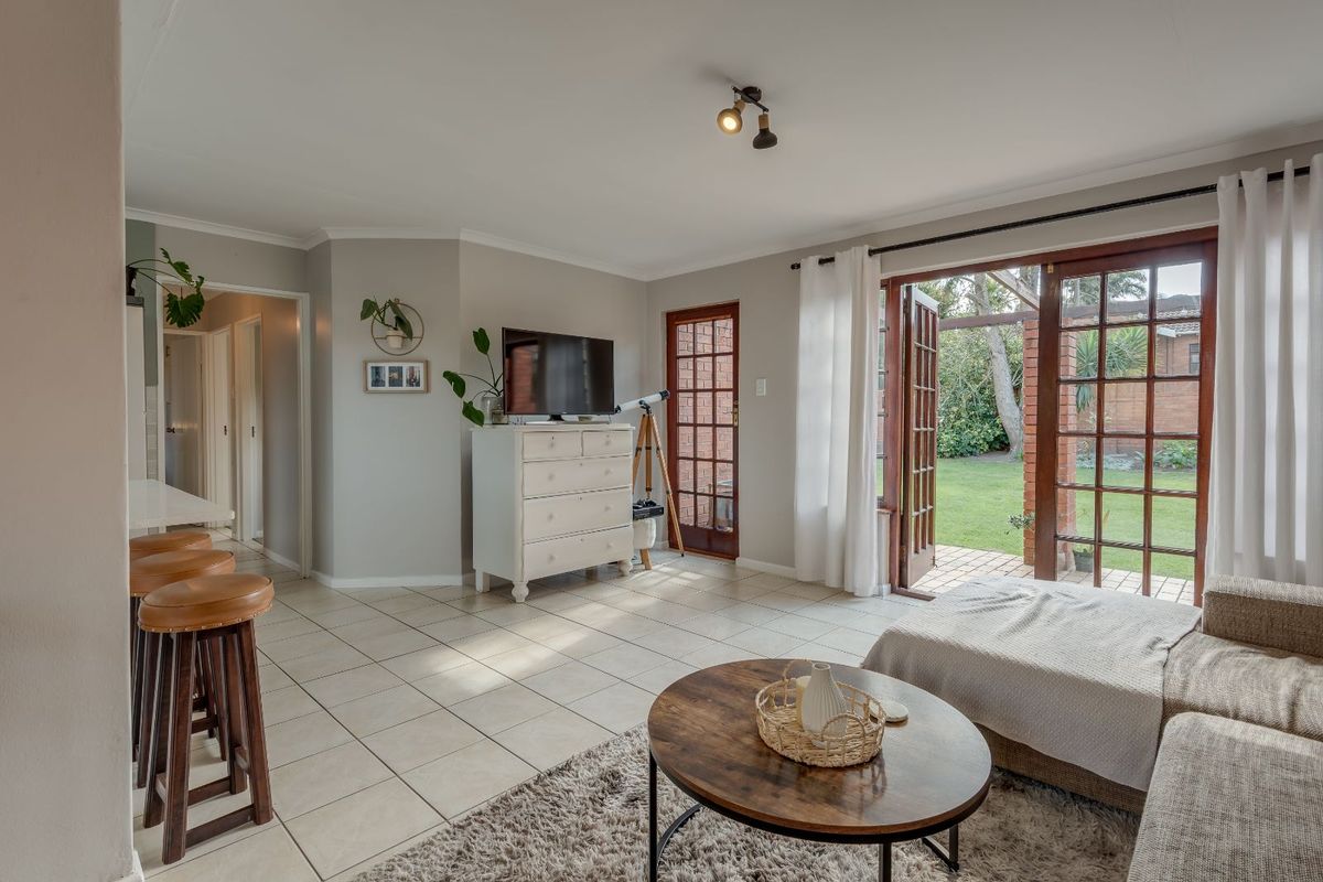 Townhouse For Sale in Lovemore Park - Photo 4