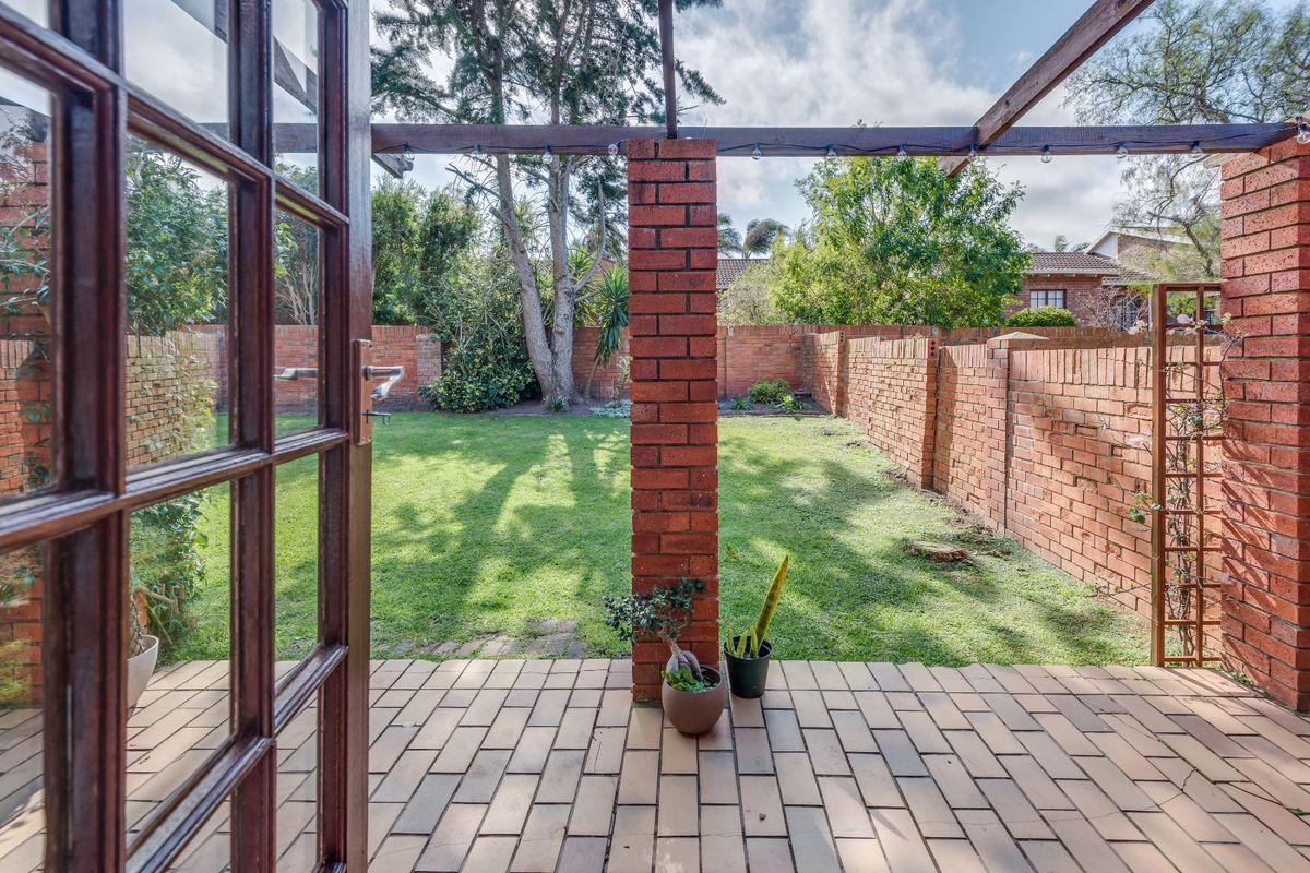 Townhouse For Sale in Lovemore Park - Photo 5