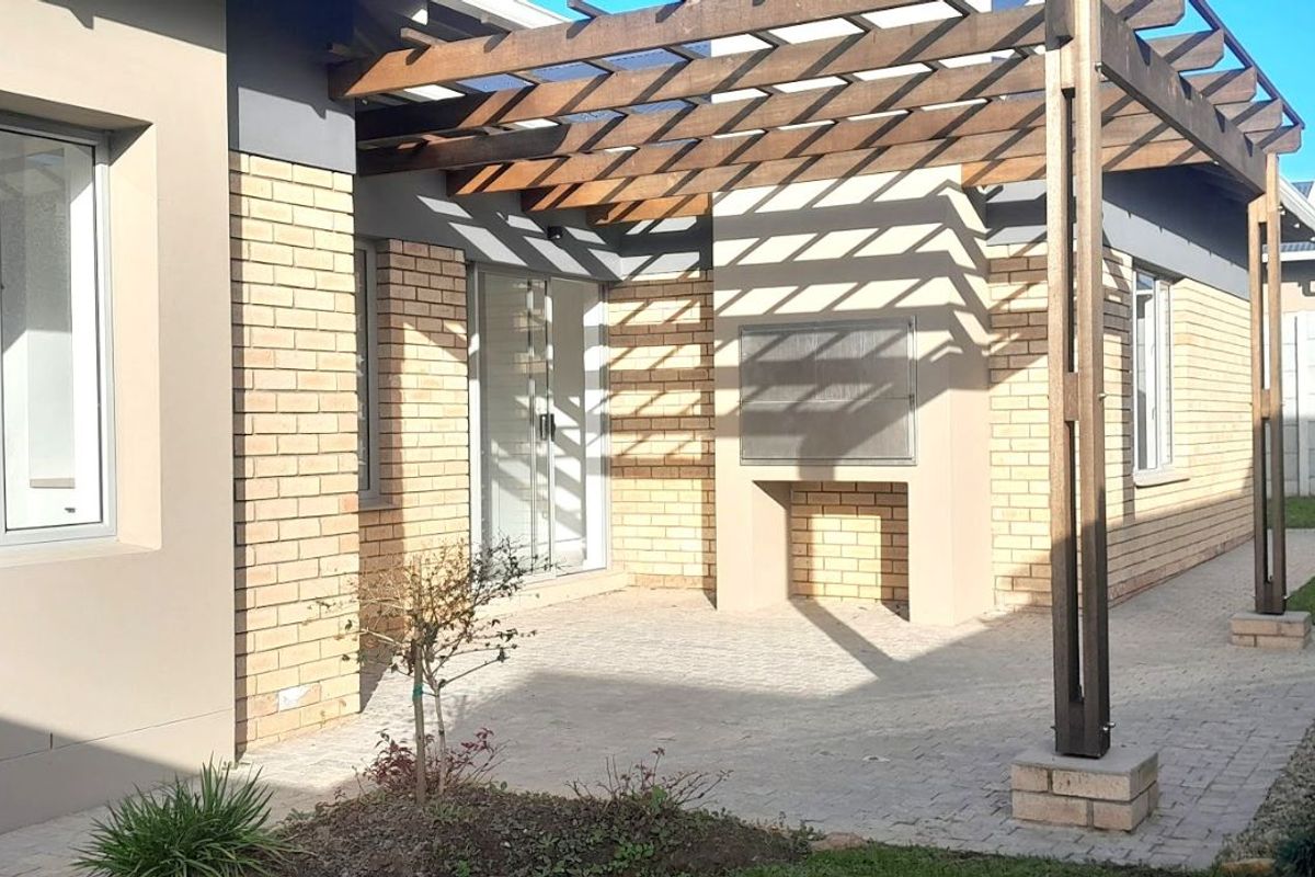 Townhouse For Sale in Hansmoeskraal AH - Photo 2