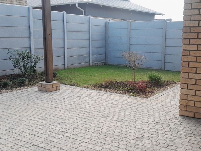 Townhouse For Sale in Hansmoeskraal AH - Photo 9