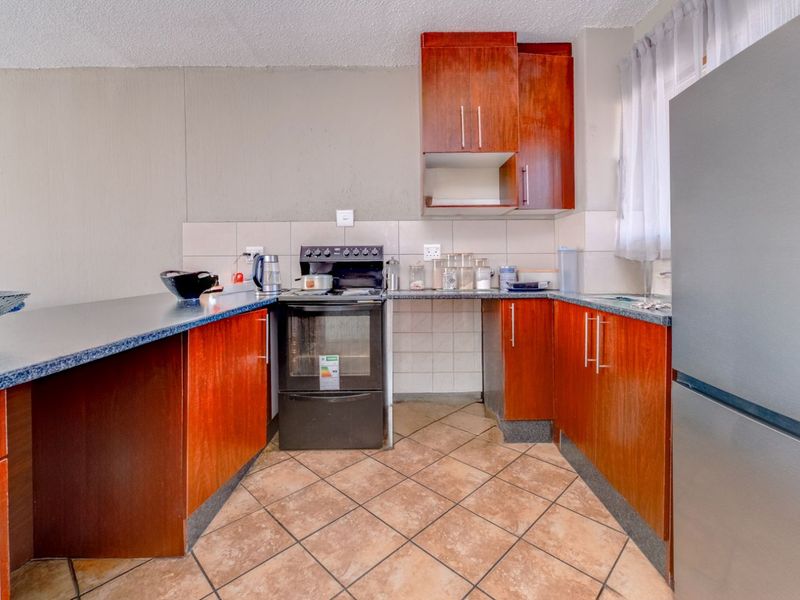 Apartment For Sale in Weltevreden Park - Photo 4