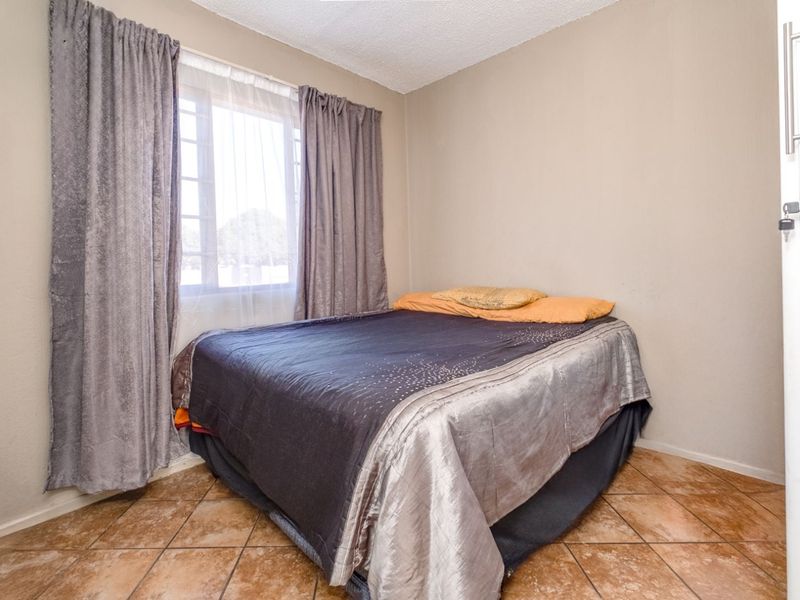 Apartment For Sale in Weltevreden Park - Photo 9