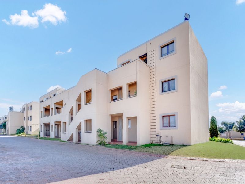Apartment For Sale in Weltevreden Park - Photo 2