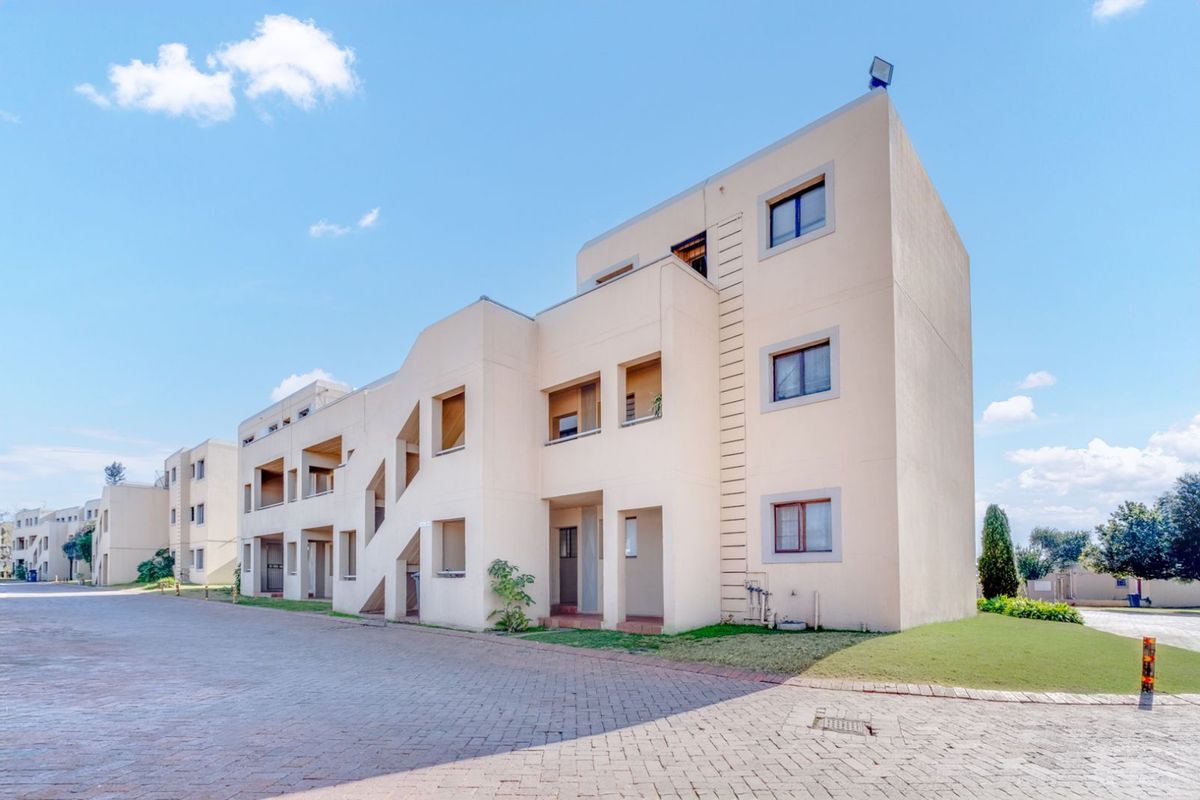 Apartment For Sale in Weltevreden Park - Photo 2
