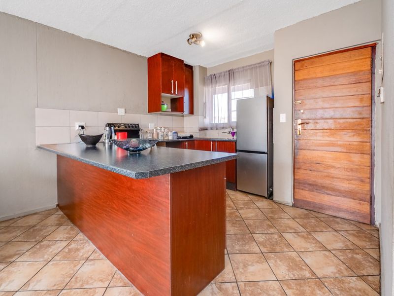 Apartment For Sale in Weltevreden Park - Photo 5