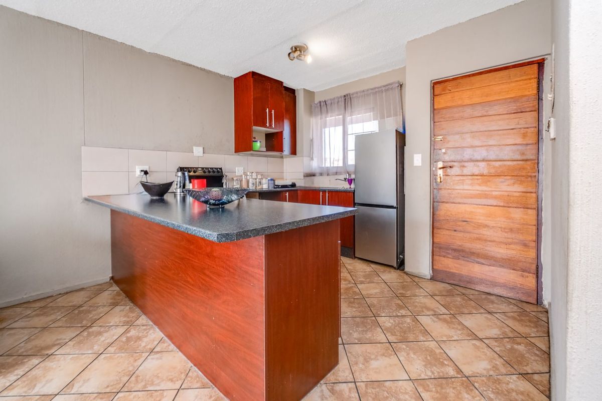 Apartment For Sale in Weltevreden Park - Photo 5