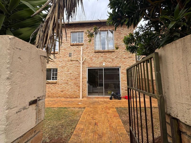 Townhouse For Sale in Heuwelsig Estate - Photo 2