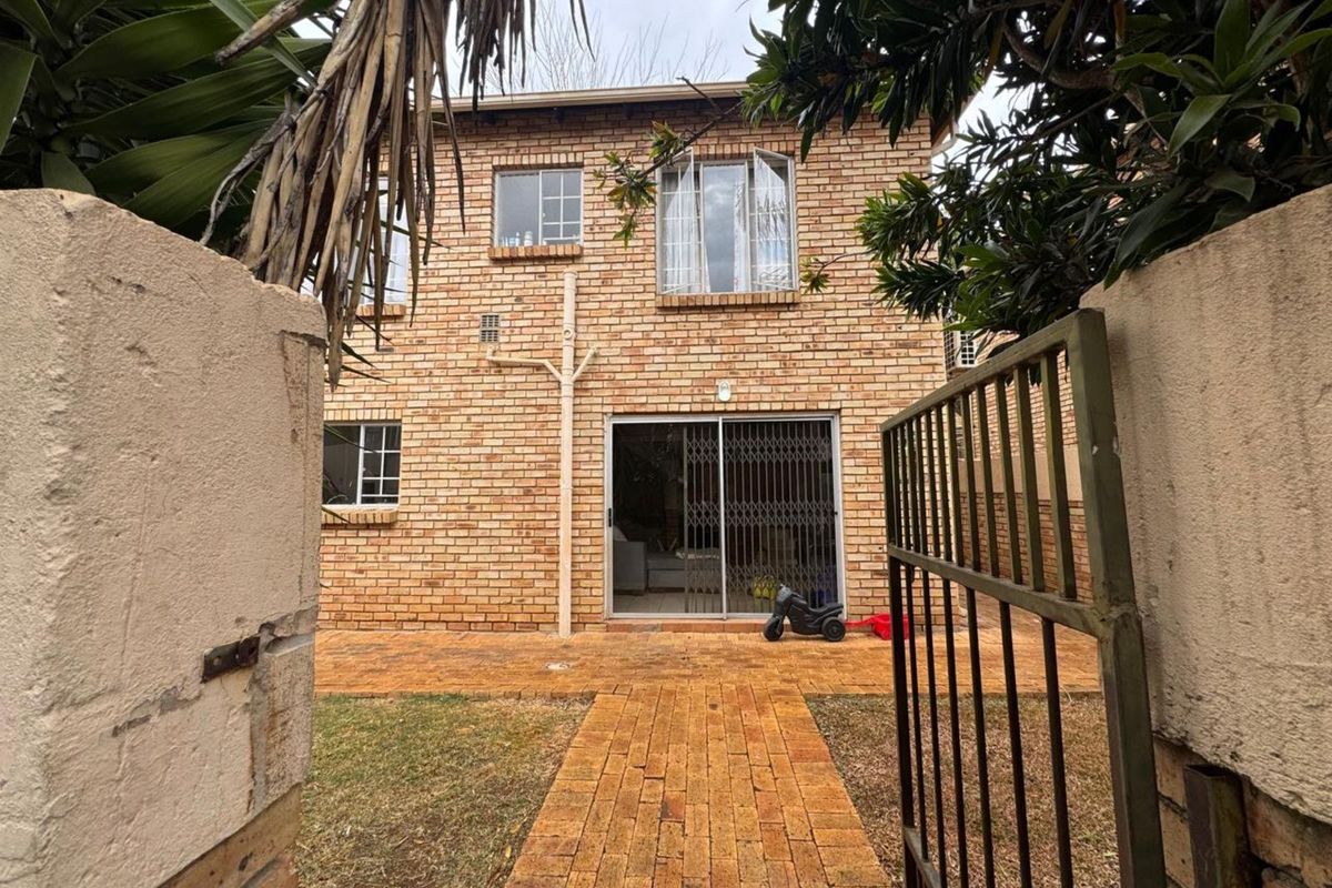 Townhouse For Sale in Heuwelsig Estate - Photo 2