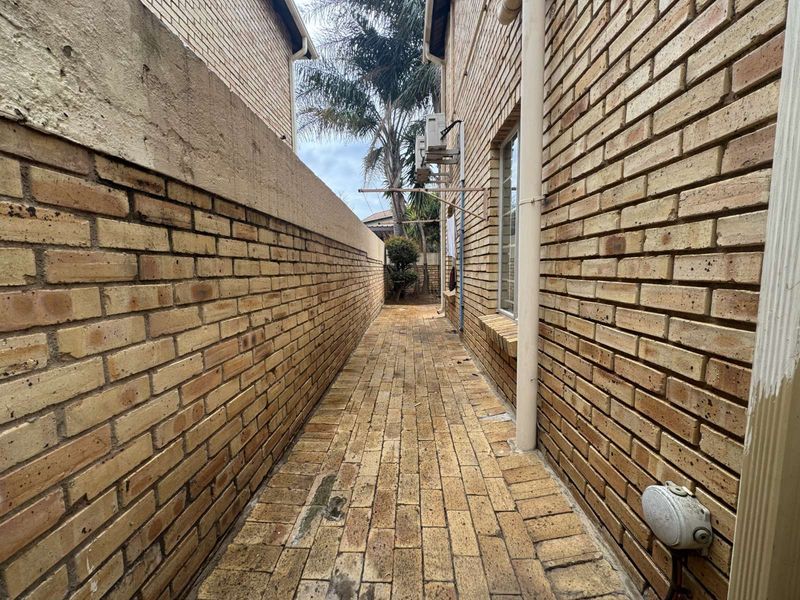 Townhouse For Sale in Heuwelsig Estate - Photo 6