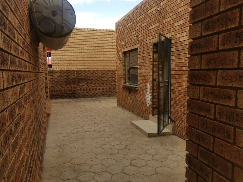 House For Sale in Soshanguve Ext - Photo 6