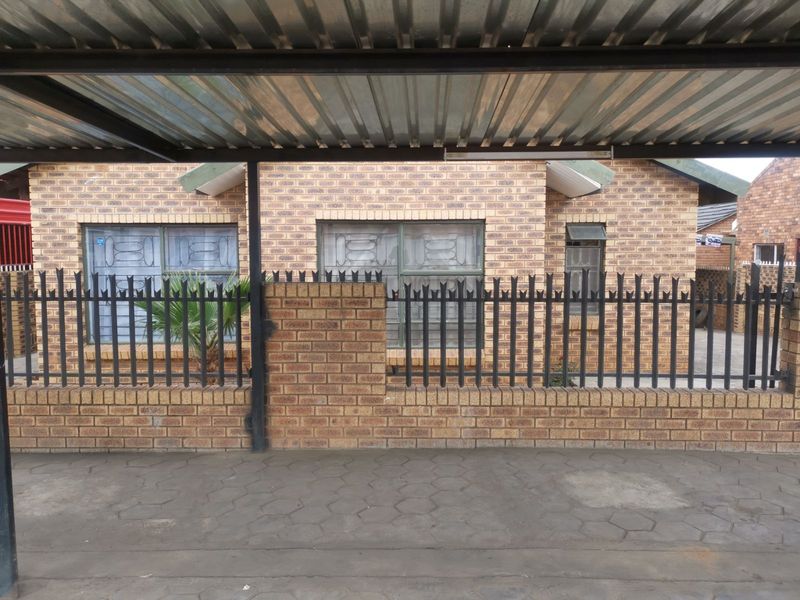 House For Sale in Soshanguve Ext - Photo 2