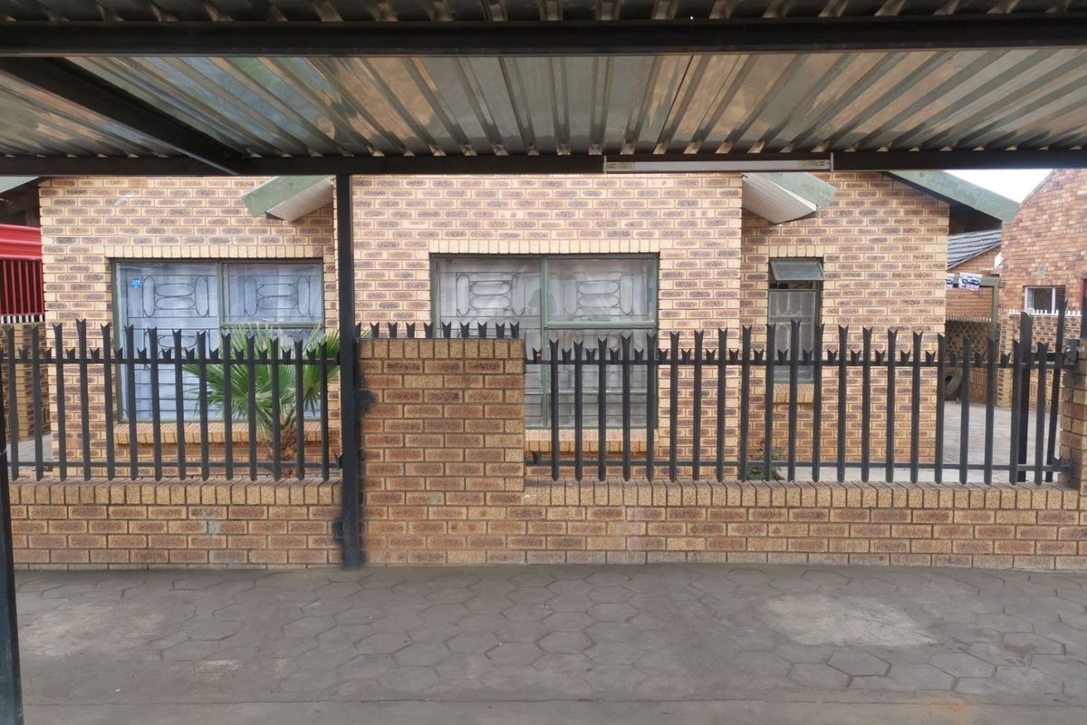 House For Sale in Soshanguve Ext - Photo 2