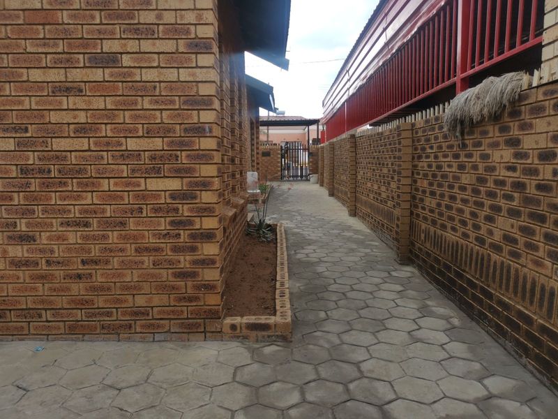 House For Sale in Soshanguve Ext - Photo 8