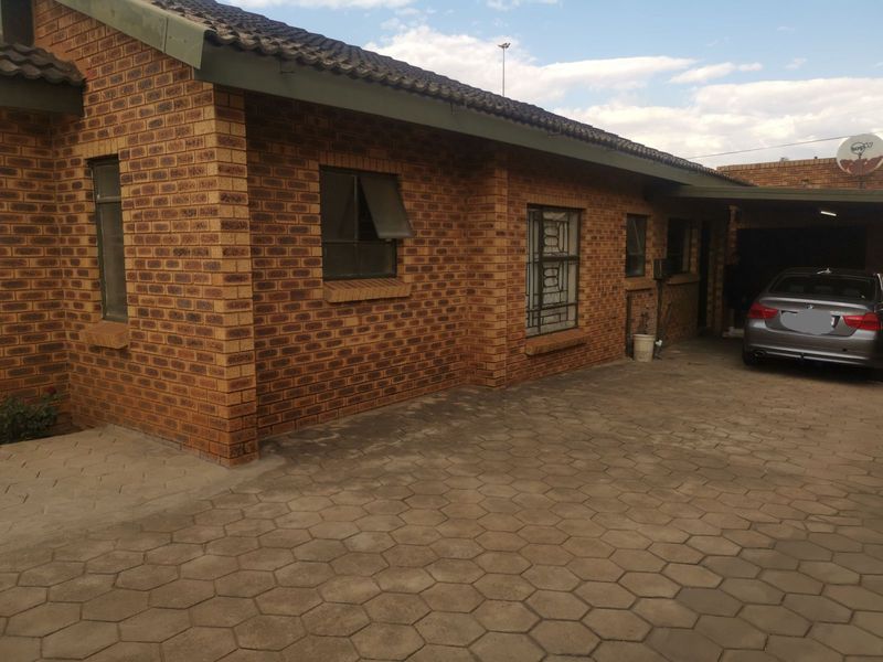 House For Sale in Soshanguve Ext - Photo 4