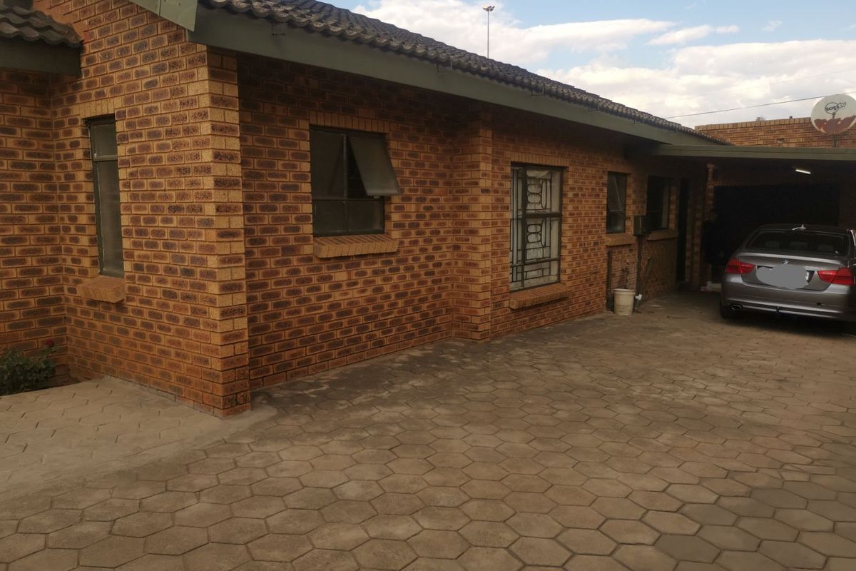 House For Sale in Soshanguve Ext - Photo 4
