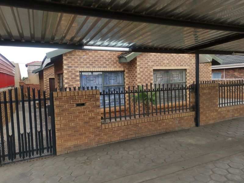 House For Sale in Soshanguve Ext - Photo 3