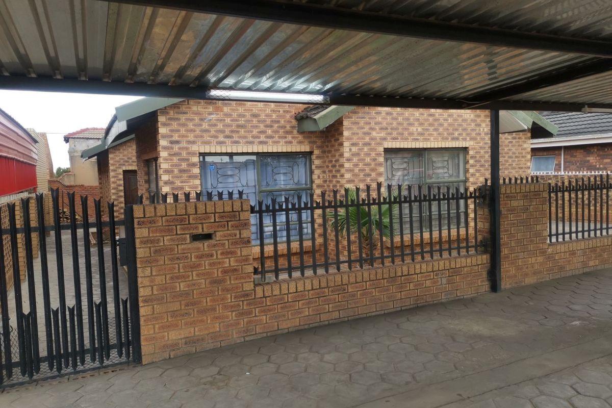 House For Sale in Soshanguve Ext - Photo 3